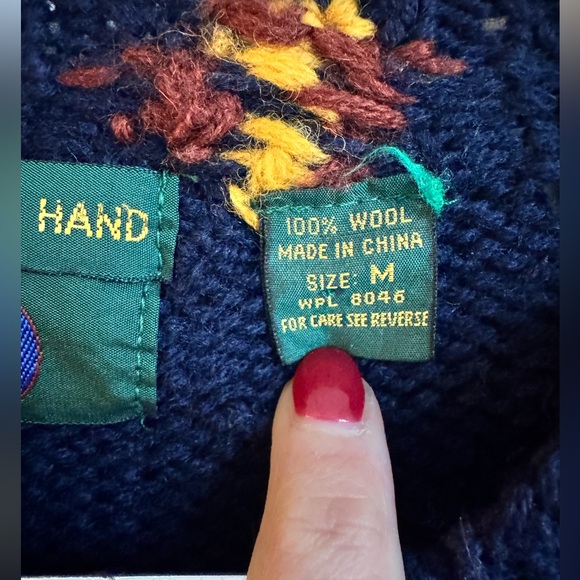 VINTAGE Club Room Knitted by Hand Blue Sweater Men Medium Knit Crest 100% Wool - Picture 4 of 9